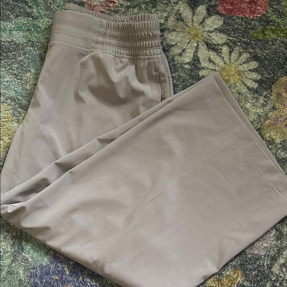CALIA by Carrie Underwood Cropped Wide-Leg Pants in Light Gray - Picture 6 of 6